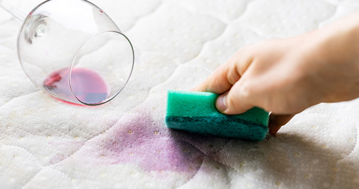 Jak vyčistit matraci a odstranit skvrny
