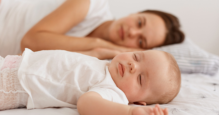 Jak se vyspat s miminkem? Praktické tipy pro novopečené rodiče