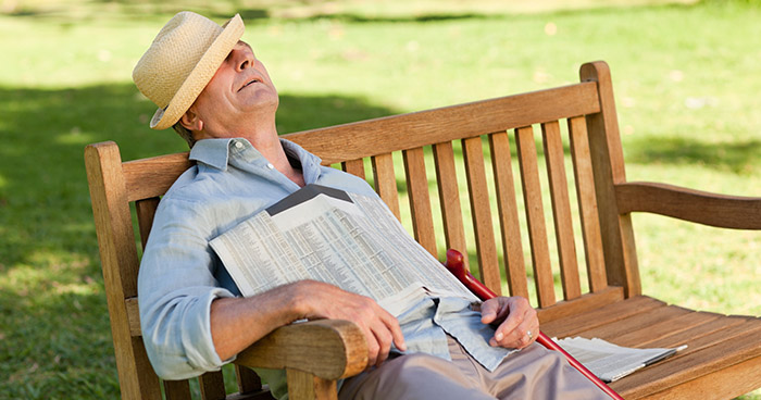 starec spí na lavičke