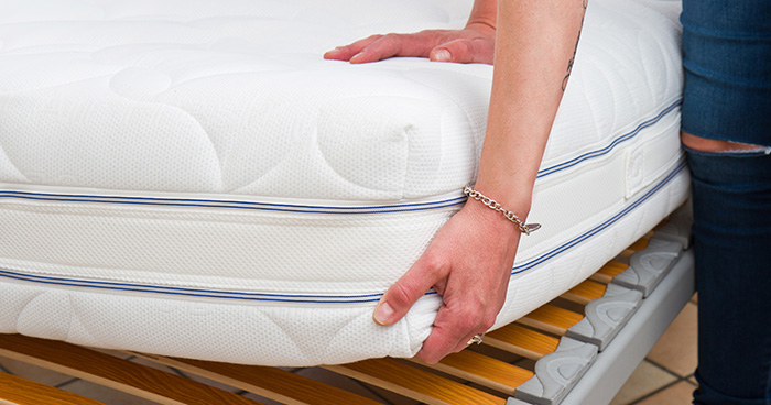 matrace na posteli
