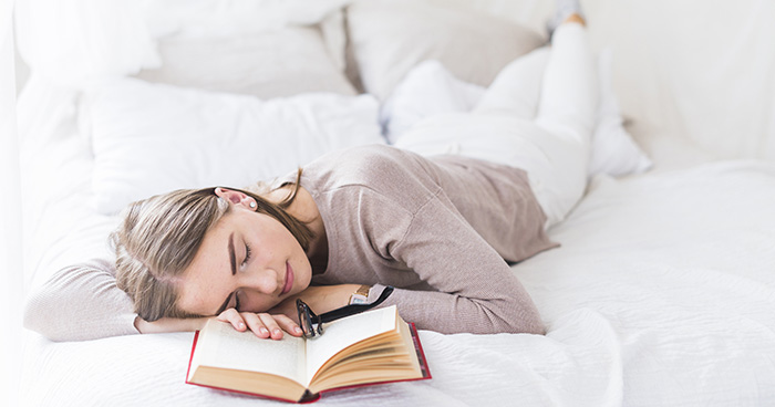 Věděli jste, že nejhorší poloha při spánku je na břiše?