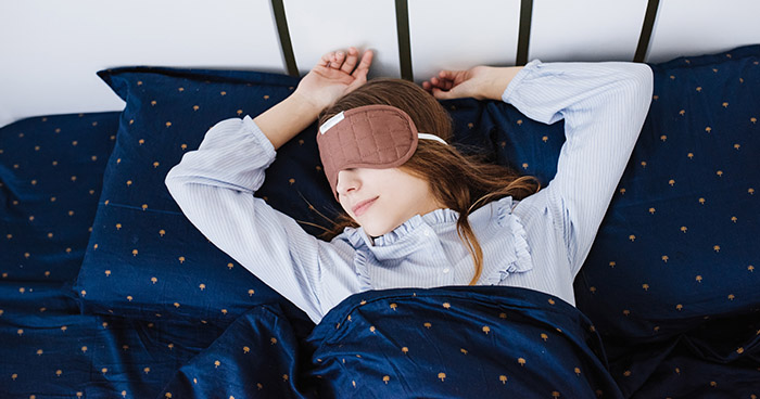 Proč je spánek na zádech prospěšný + 6 tipů, jak si ho můžete natrénovat