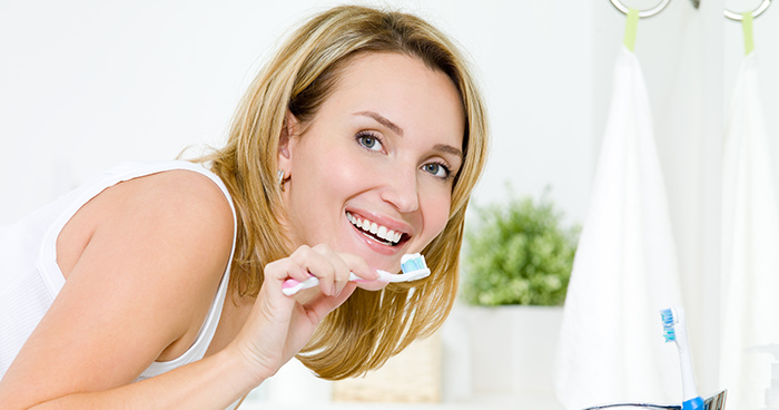 žena si čistí zuby