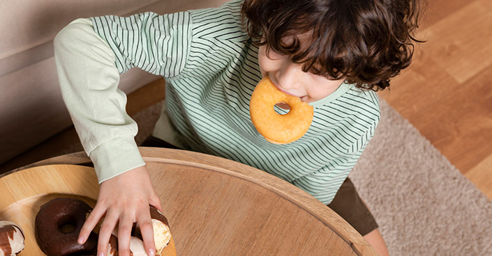 Dětská obezita má několik příčin. Jednou z nich může být i nedostatek spánku