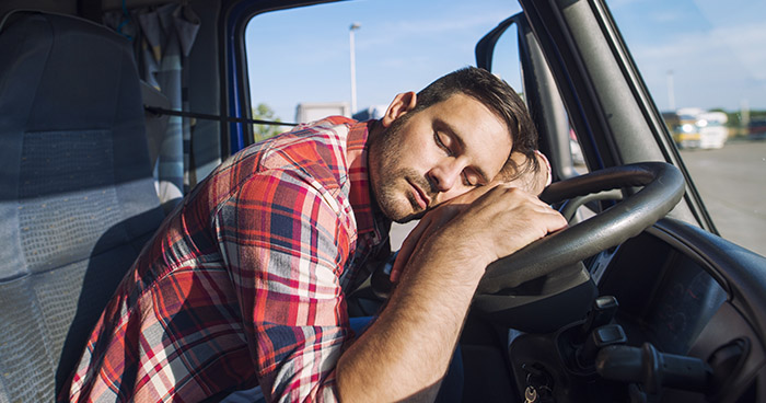 muž spí za volantem